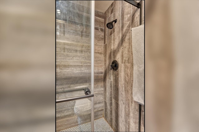 full bathroom featuring a tile shower