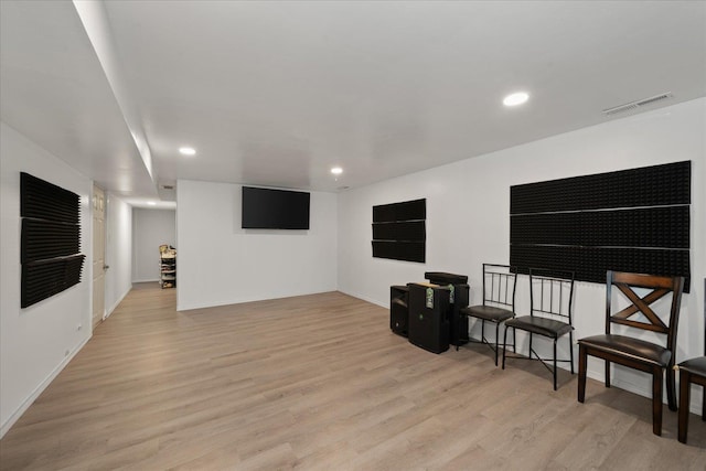 living area featuring light wood finished floors, visible vents, and recessed lighting