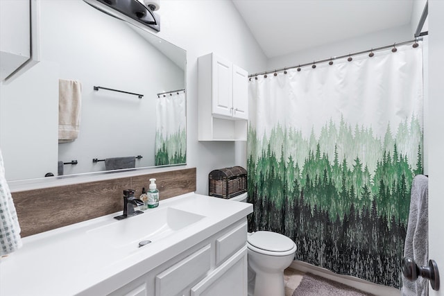 full bath featuring a shower with curtain, vanity, and toilet