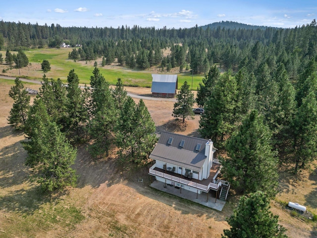 birds eye view of property featuring a forest view