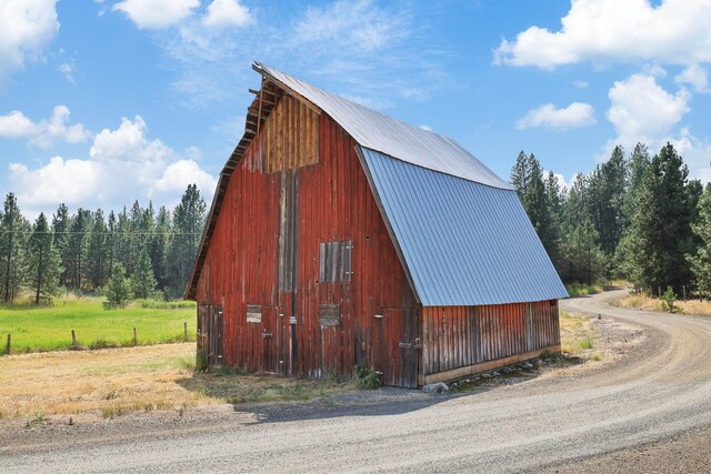 view of barn featuring driveway