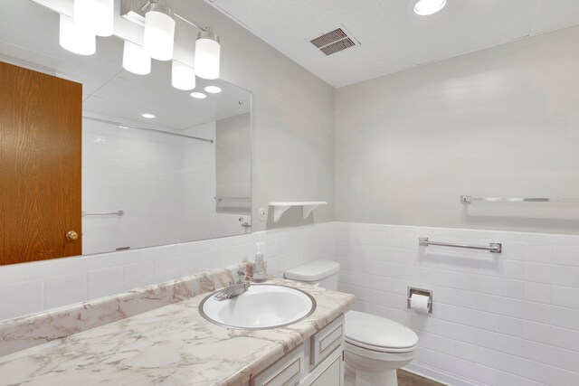 1311 S Westcliff Pl Unit 509, Spokane, WA 99224 - bathroom featuring toilet, tile walls, vanity, a shower, and recessed lighting