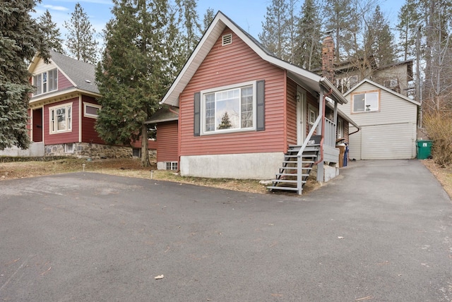 view of front of property with an outbuilding and driveway