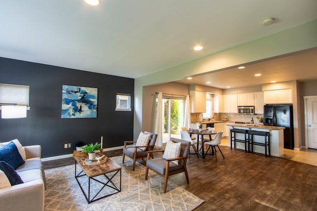 living area featuring dark wood-style flooring, recessed lighting, and baseboards