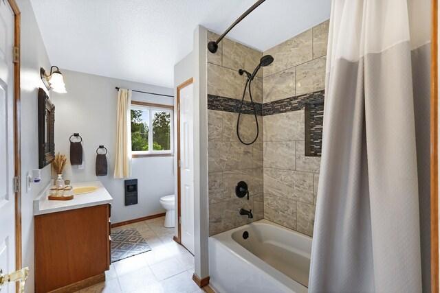 full bath featuring shower / tub combo, baseboards, vanity, and toilet