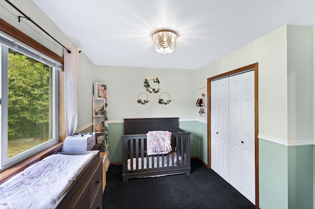 bedroom featuring carpet floors, baseboards, and a closet