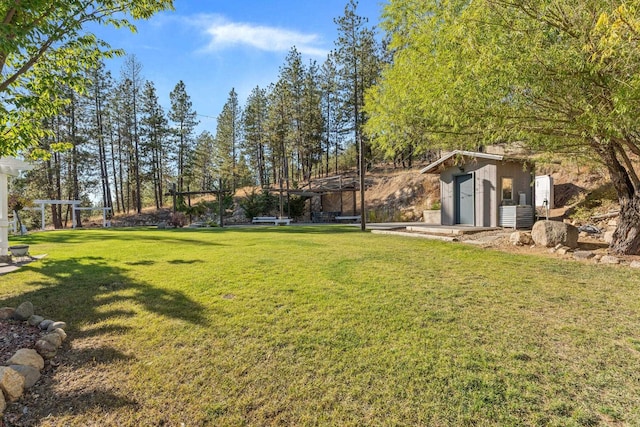 view of yard featuring an outbuilding