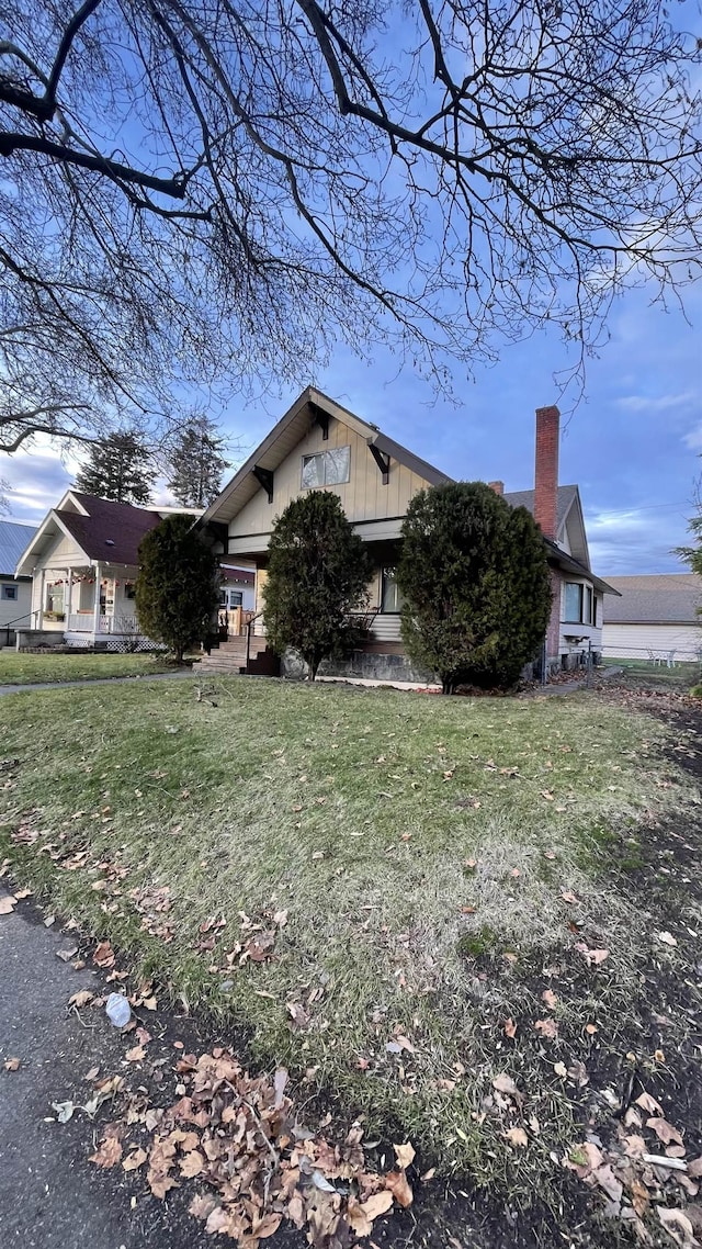 view of front facade with a front lawn