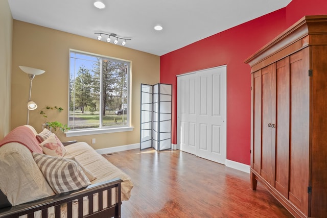 sitting room with visible vents, recessed lighting, baseboards, and wood finished floors