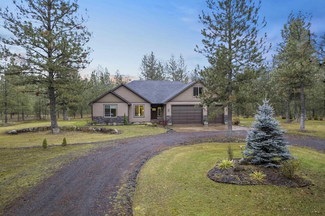 view of front of property with a garage, roof with shingles, a front lawn, and dirt driveway