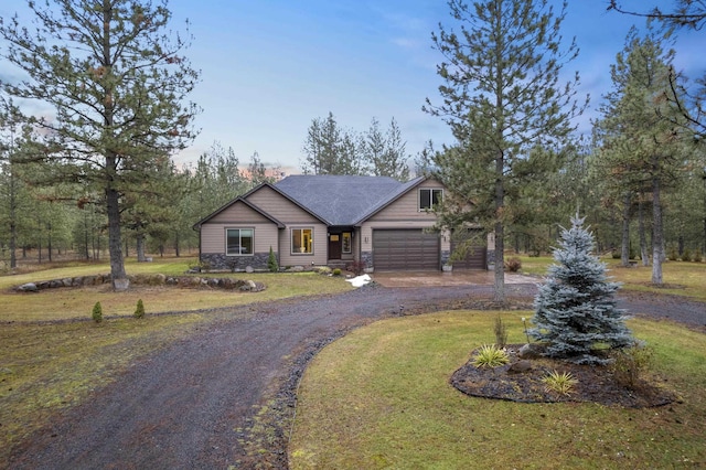 view of front of home featuring a garage, a front yard, dirt driveway, and a shingled roof