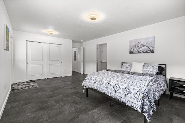 bedroom featuring a closet, baseboards, and a textured ceiling