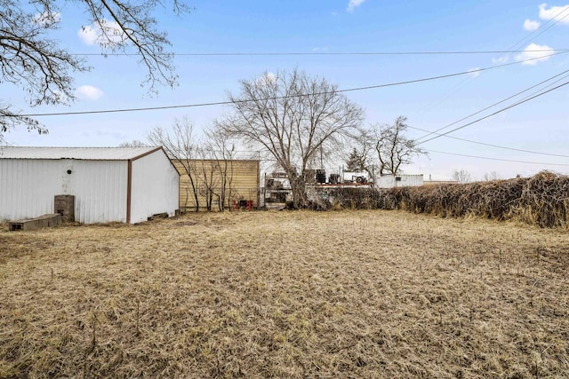 view of yard with an outbuilding