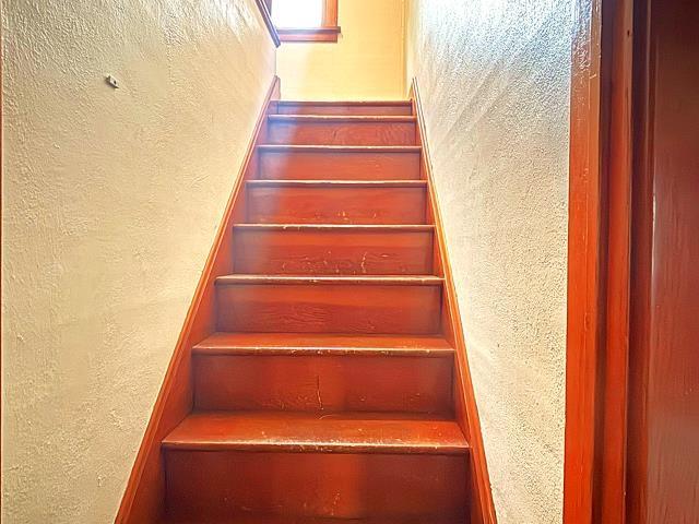 460 E Columbia Ave, Colville, WA 99114 - staircase featuring a textured wall