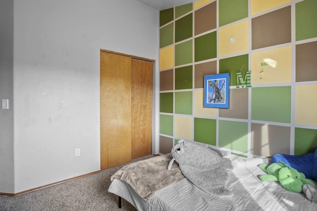 bedroom featuring a closet, baseboards, and carpet floors