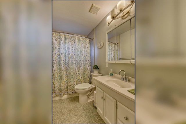 full bathroom featuring a shower with shower curtain, visible vents, toilet, and vanity