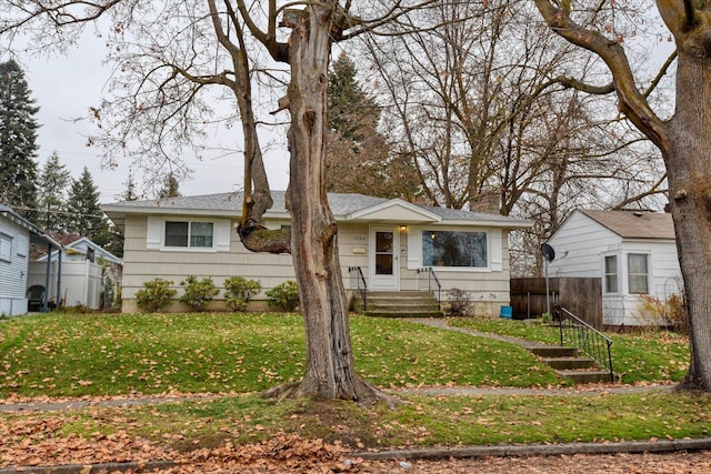 view of front of property featuring a front yard and fence