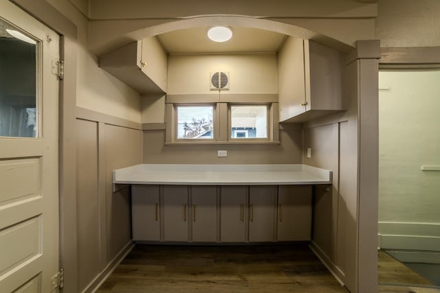 kitchen featuring visible vents, dark wood-style floors, gray cabinets, and light countertops