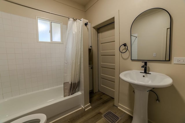 full bathroom featuring visible vents, shower / tub combo with curtain, wood finished floors, and toilet