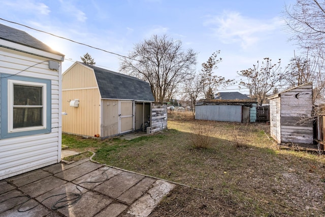 view of yard featuring an outbuilding and a storage shed