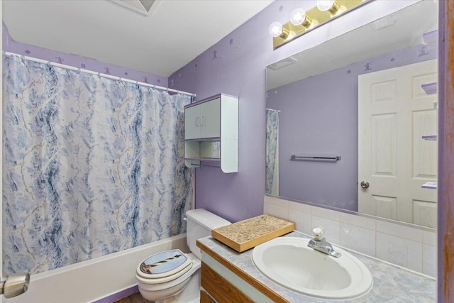 full bath with backsplash, toilet, vanity, and shower / bath combo