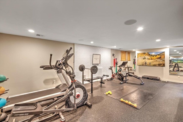 exercise room featuring visible vents, recessed lighting, and baseboards