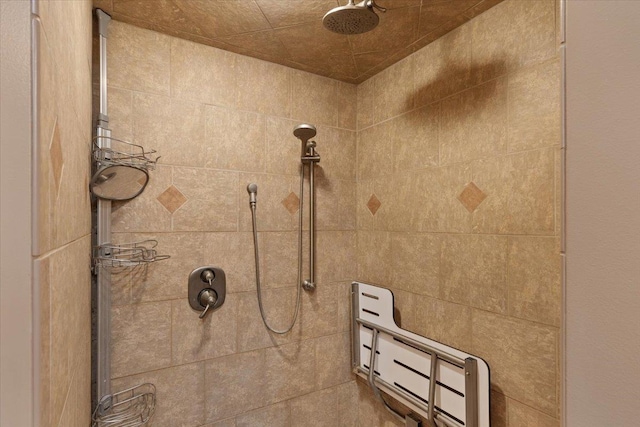 bathroom featuring a tile shower