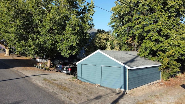 view of outdoor structure with an outbuilding