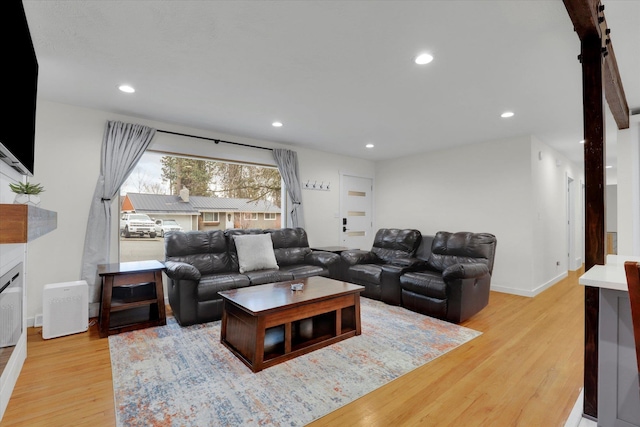 living room featuring recessed lighting, light wood-type flooring, and baseboards