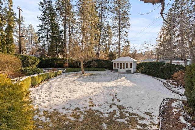 view of yard with an outbuilding