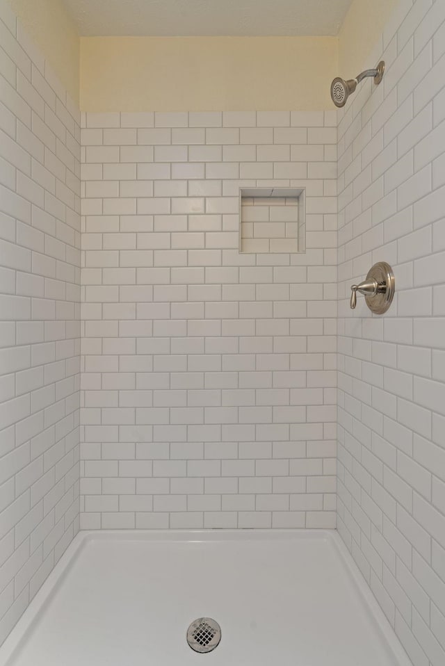 full bathroom featuring a tile shower