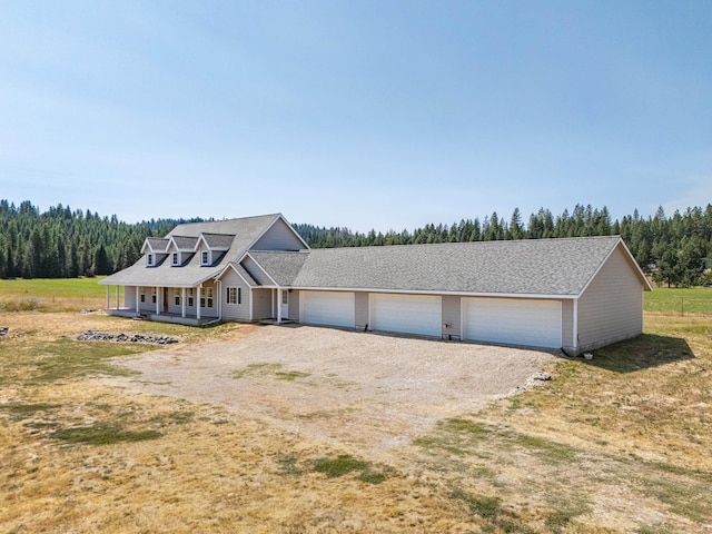 view of front facade featuring gravel driveway and covered porch