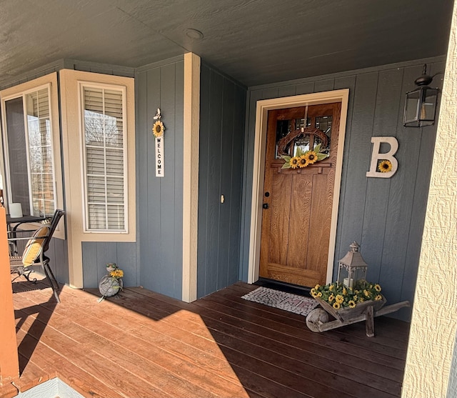 property entrance with covered porch