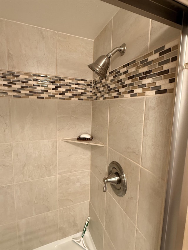 full bathroom featuring a tile shower