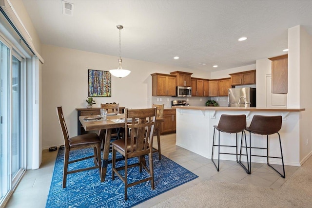 dining space featuring visible vents, recessed lighting, and baseboards