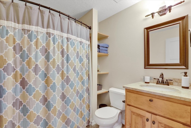 full bath featuring vanity, toilet, a shower with curtain, and a textured ceiling