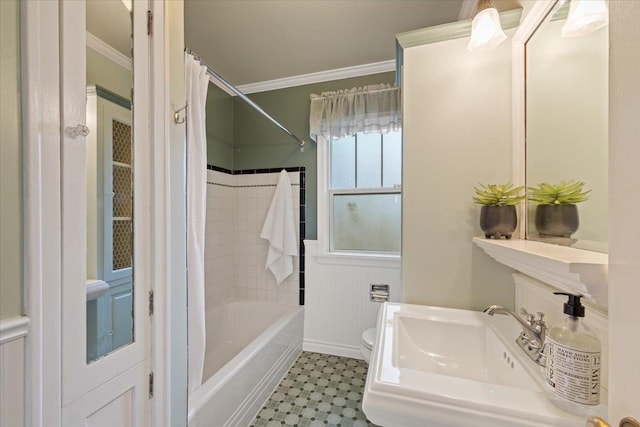 bathroom featuring crown molding, toilet, and shower / bath combo