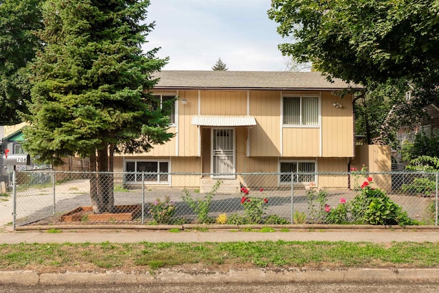 bi-level home featuring a fenced front yard