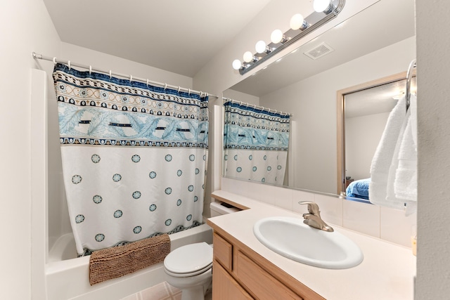 bathroom featuring vanity, shower / bathtub combination with curtain, visible vents, decorative backsplash, and toilet