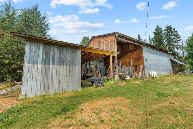 view of pole building featuring a yard