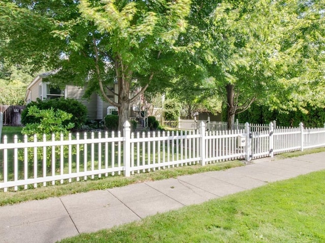 view of front of property featuring a fenced front yard