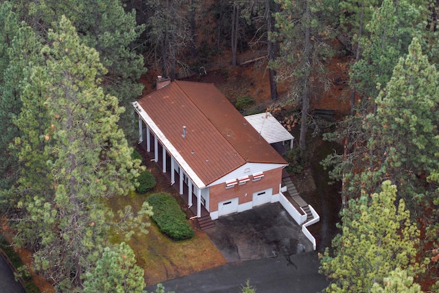 birds eye view of property featuring a forest view