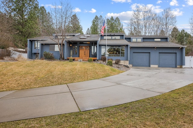 view of front facade featuring driveway, fence, a front lawn, and a shingled roof