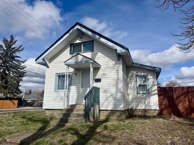 view of front facade with fence