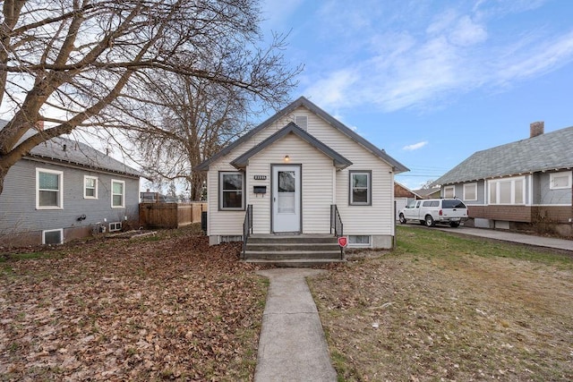 bungalow-style house featuring fence