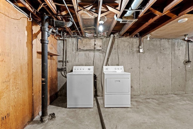 washroom with laundry area and washer and clothes dryer