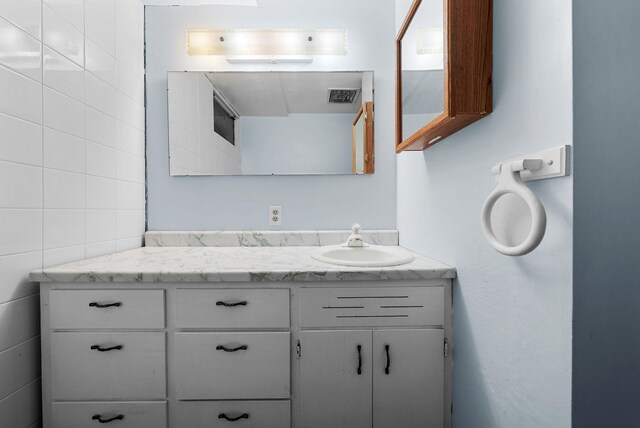 147 N Lindsey St, Tekoa, WA 99033 - bathroom featuring vanity, tile walls, and visible vents
