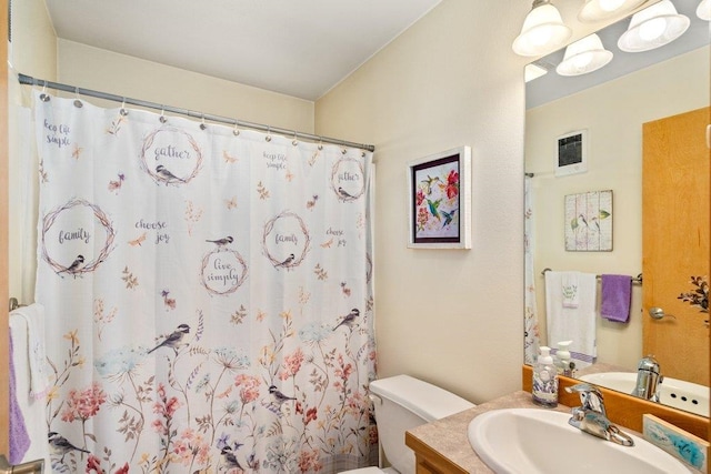 146 Laurelhurst Dr Unit 146, Newport, WA 99156 - full bathroom with vanity, toilet, a shower with curtain, and visible vents