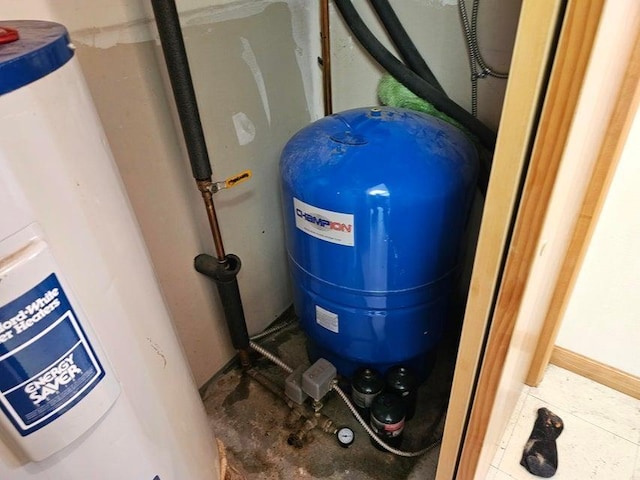 3610 Sand Creek Rd, Kettle Falls, WA 99141 - utility room featuring water heater