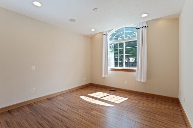 4720 S Wildwood Ln, Spokane, WA 99206 - empty room featuring baseboards, visible vents, wood finished floors, and recessed lighting